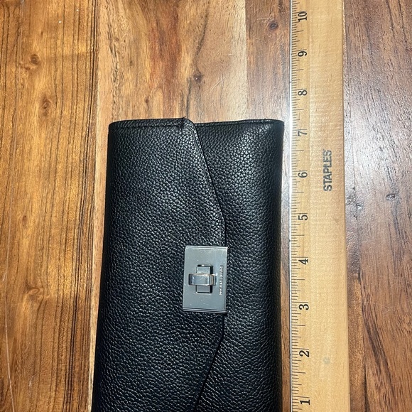 Black Micheal kors wallet! Excellent condition - Picture 10 of 10